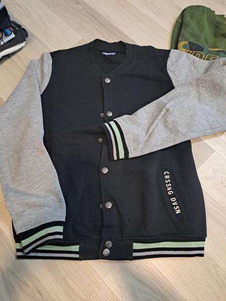 3x chlapčenské mikiny, 146