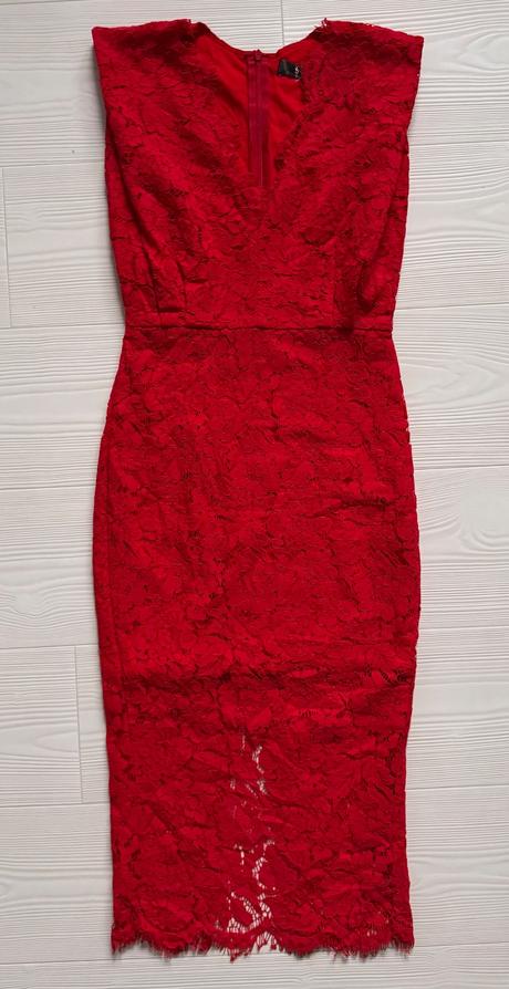 Červené čipkované šaty, s
