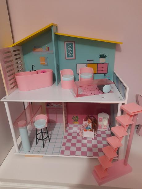 Drevený barby domcek+ďalšie prislusenstvo, 