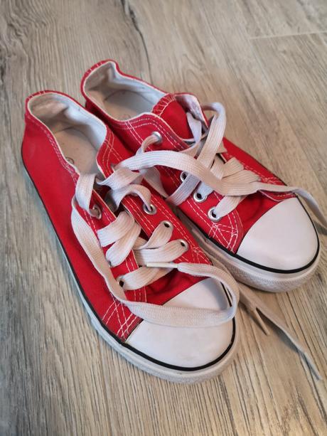 Platené tenisky, 32