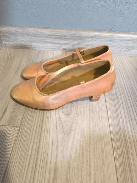 Tanečné topánky, 37