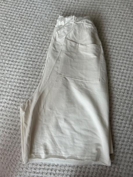 Kraťasy s visačkou, 