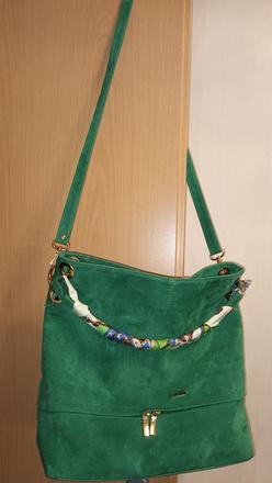 Smaragdovo-zelená semišová kabelka, 