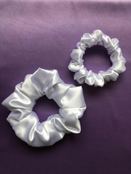 Saténová gumička scrunchie perleťovo biela, 