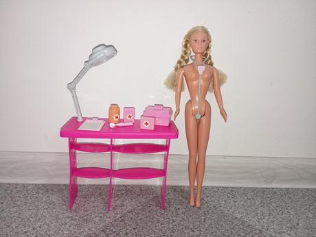 Stolík pre barbie s doplnkami,