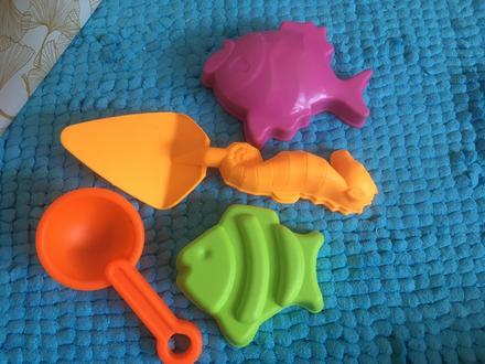 Lopatky a formičky, krhlička,