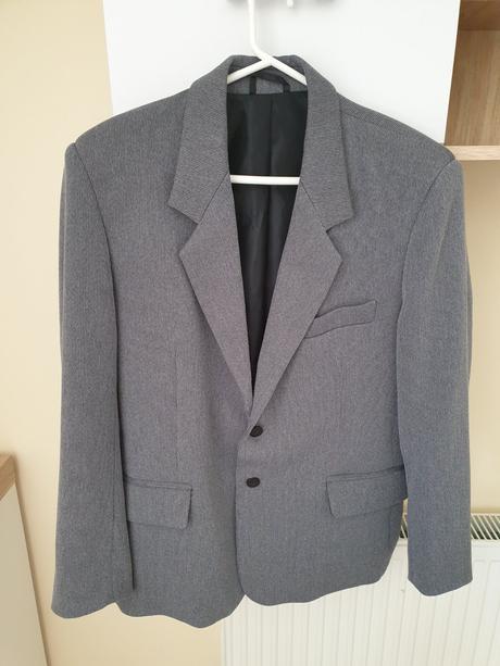 Sivé pánske sako, l