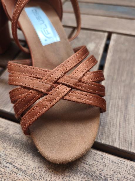 Tanečné topánky, 28