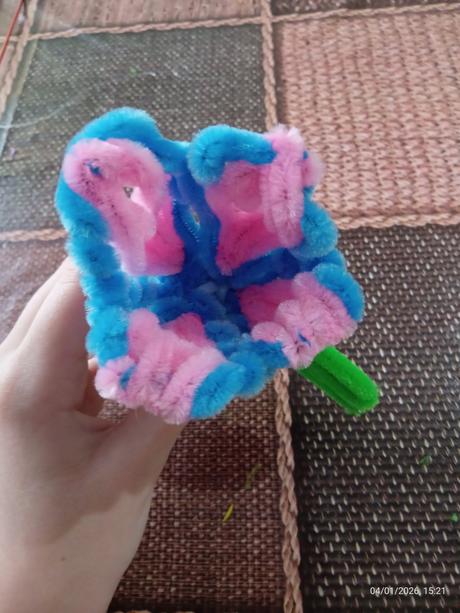 Farebné kvietky zo stonkou, 