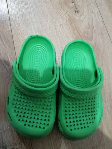 Zelené crocsy, 23