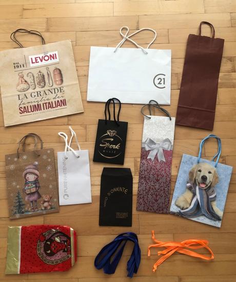 Balíček darčekových tašiek, vreciek a stúh,
