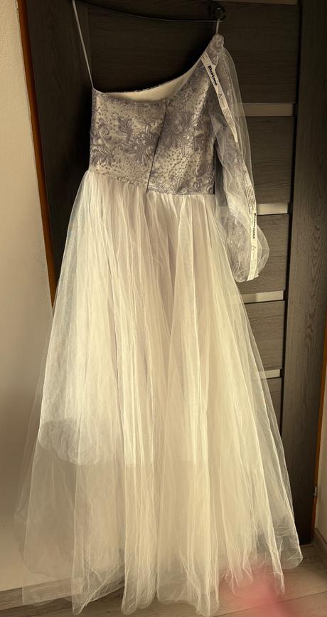 Biele šaty na rameno, m