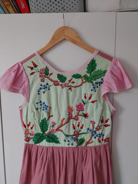 Vyšívané šaty, s