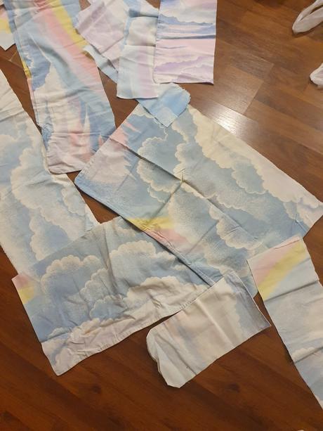 Zbytky látky z nebíčkových paplónov,