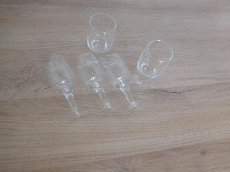 Sklenené poháre na nožičke, 
