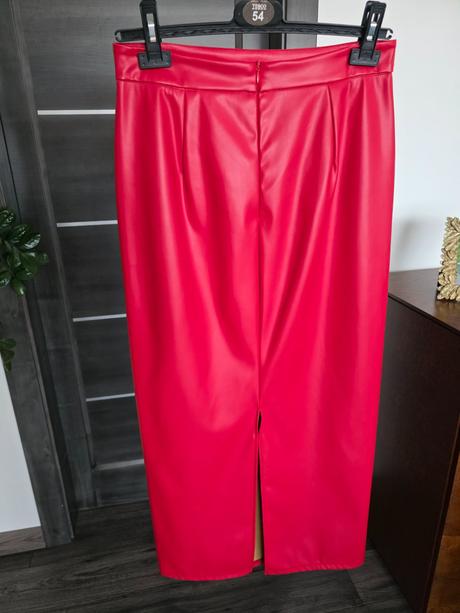 Červená koženková sukňa, l