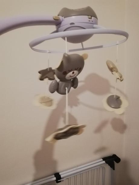 Kolotoč nad postieľku,