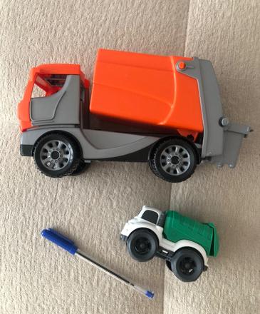 2 plastové smetiarske autá,