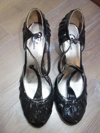 Takmer nenosene cierne lodicky, baťa,38