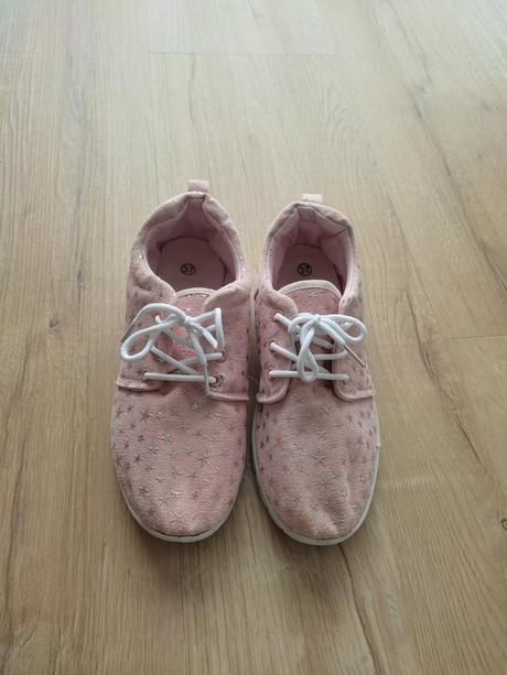 Ružové tenisky, 37