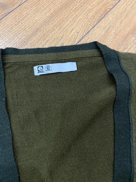 Svetrík s gombíkmi - s, s