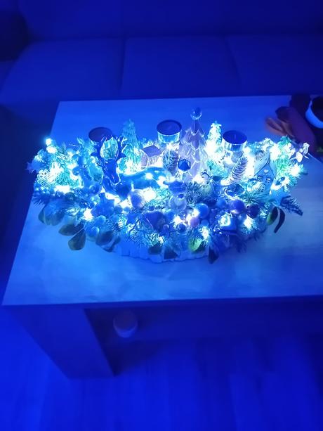 Vianočný svietnik s postavičkami., 