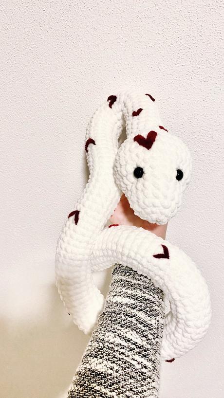 Háčkovaný had so srdiečkami,