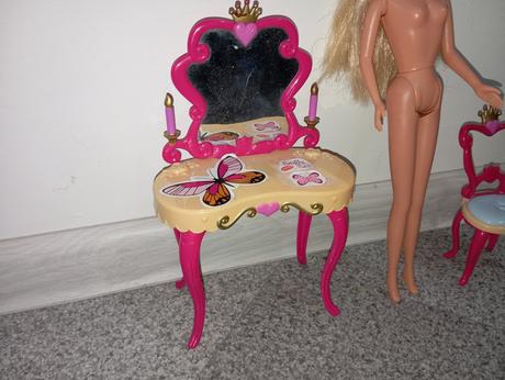 Kozmetický stolík s bábikou, 