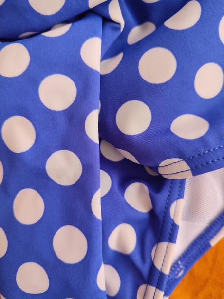 Jednodielne plavky, 42