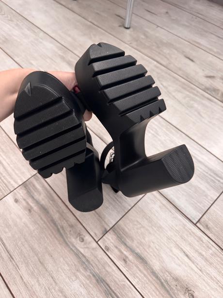 Čierne sandále na opätku shein, 39