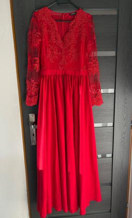 Červené spoločenské šaty, l