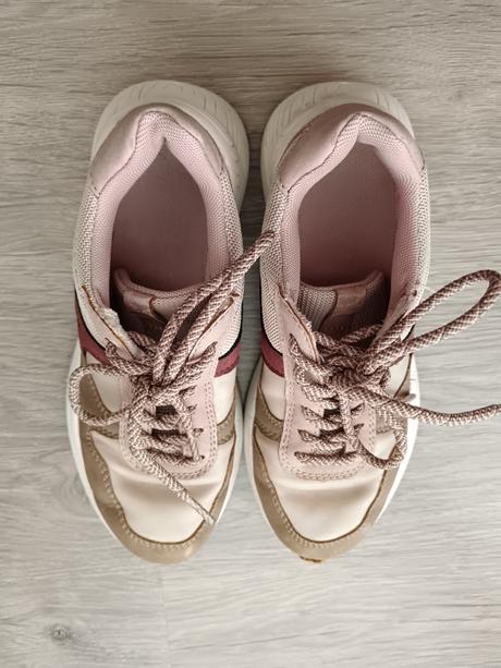 Ľahucké tenisky, 33