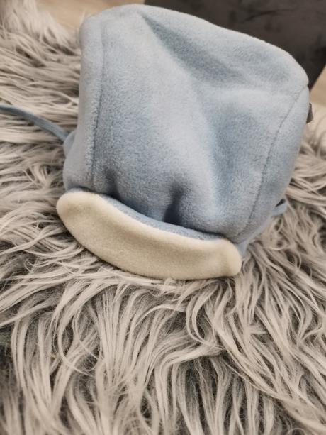 Bledomodrá čiapka, 68