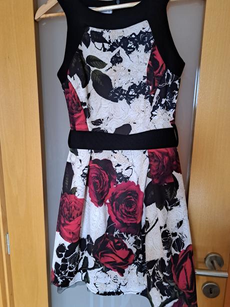 Šaty, značka rinascimento italy, s