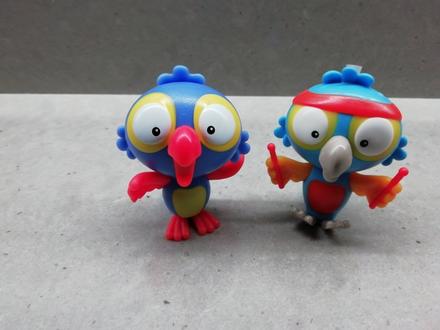 Dvaja vrabčiaci z veľkého kinder vajíčka,