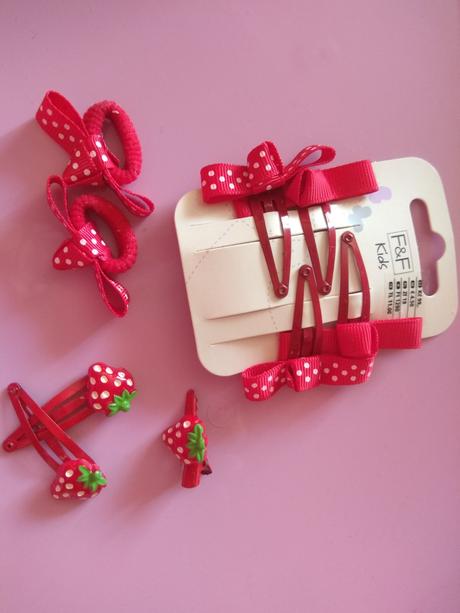 Červené sponky a gumičky, f&f