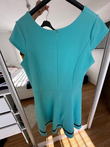 Krásne tyrkysové šaty, m