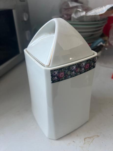 Starozitna porcelanova  velka doza korenicka, 