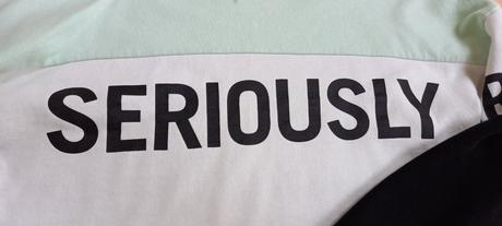 Mikina s nápisom, 32