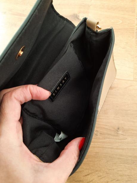 Mala kabelka, sinsay