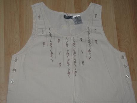 Vyšívané šaty, 44