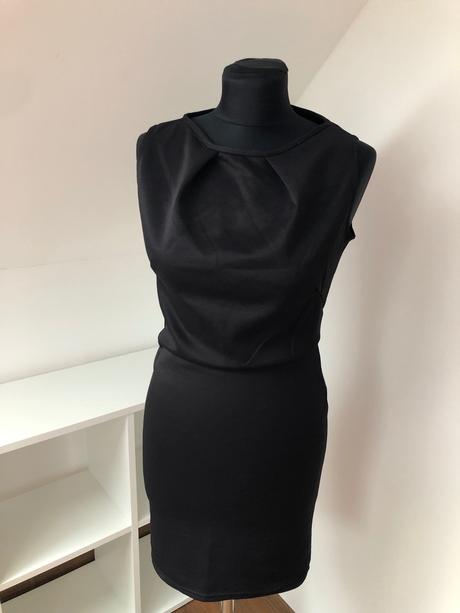 Čierne elasticke šaty, s
