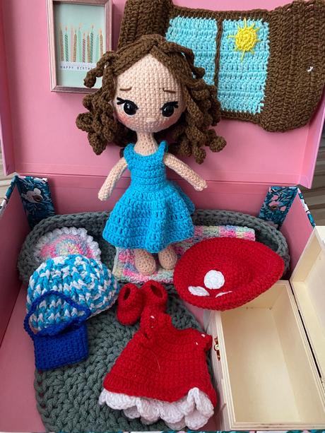 Háčkovaná bábika v kufríkovom domčeku, 