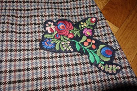 Sukňa s výšivkami, s