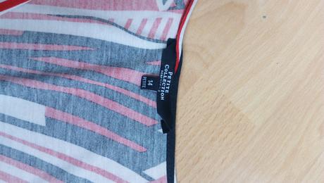 Top s asymetrickym vzorom zn. debenhans, 42