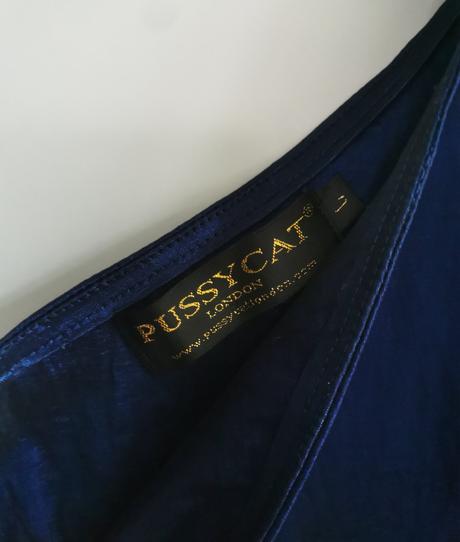 Tmavomodre šaty s perleťovým odleskom, l