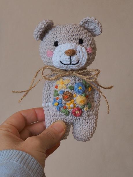 Macko s vyšívanými kvietkami 14cm - rôzne farby, 