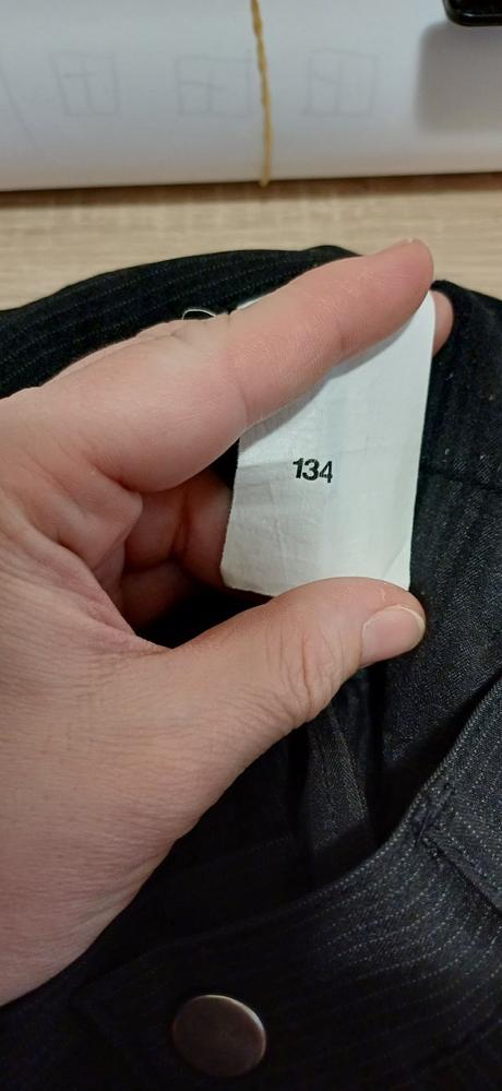 Oblekove nohavice, 134