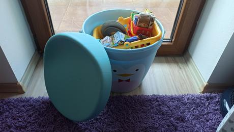 Box plný hračiek a stolička v 1, tučniak, 