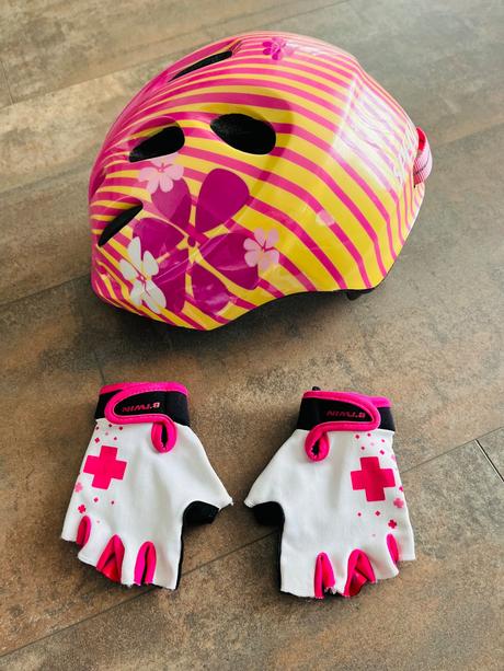 Detska cyklisticka prilba s rukavicami, s